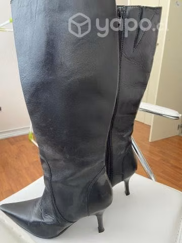 Botas negras marca Apology