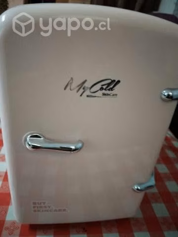 Mini refrigerador casi nuevo rosado