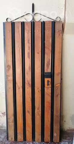 Puerta bodega - jardin