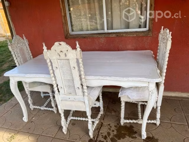 Mesa y sillas estilo normando