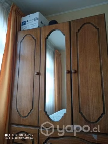 Mueble ropero de madera, sólido, buen estado.