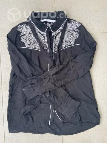 Camisa negra Zara + sweater blanco