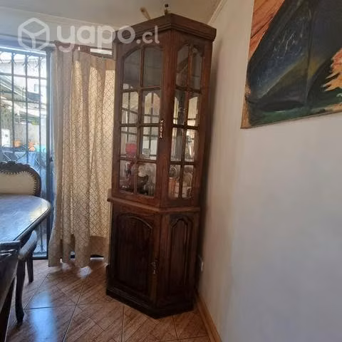 Esquinero de encina tallada con vitrina de vidrio