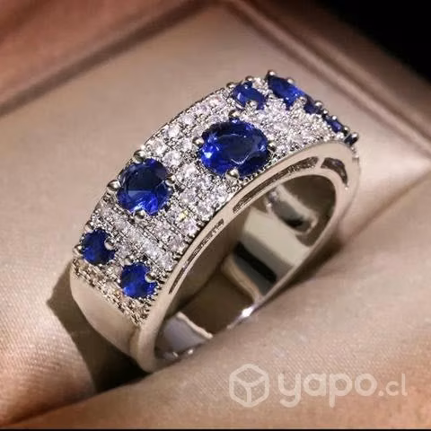Elegante Anillo De Plata Con Finos Cristales