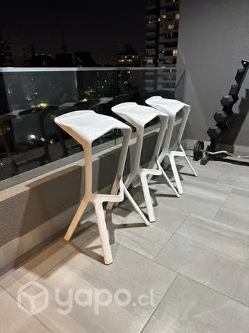 Sillas blancas diseñador interior y terraza