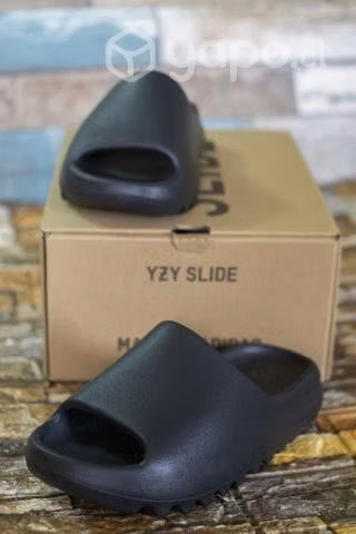 YEEZY SLIDE Onyx Nueva Talla 7 US