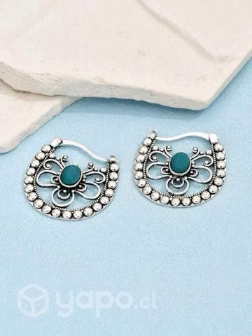 Aros plateados con piedra verde