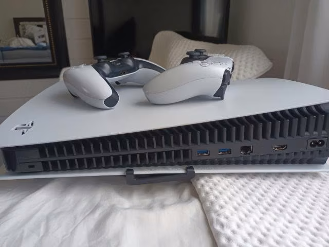 PS5 digital dos controles y audífonos de ps5