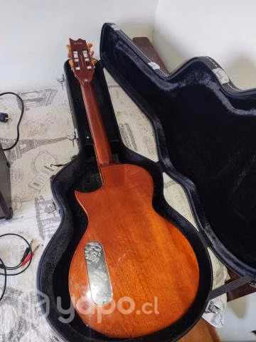 Guitarra electrocústica más amplificador y estuche