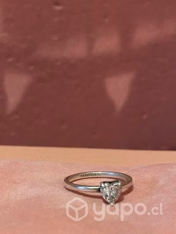 anillo de plata Pandora con circón.
