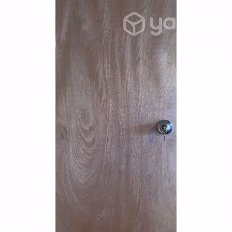 Puerta de terciado con chapa instalada