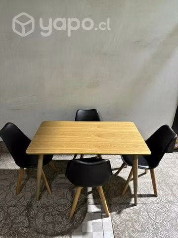 Juego de comedor 4 sillas con detalles