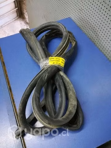 Goma contorno carroc pta tras izq Mahindra