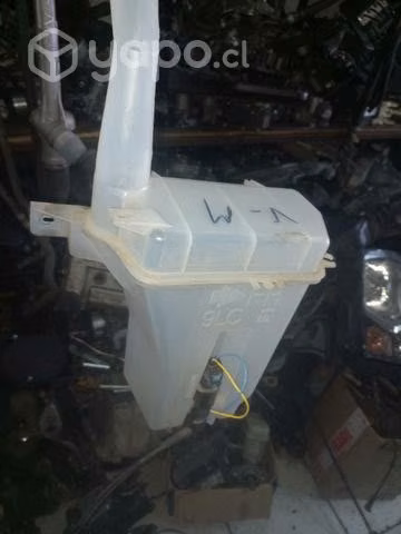 Deposito de limpiaparabrisas Nissan versa 2018