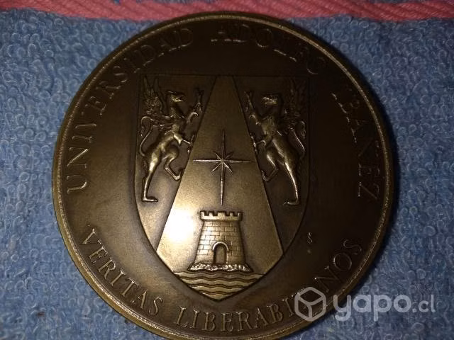 Medalla conmemorativa Universidad Adolfo Ibañez