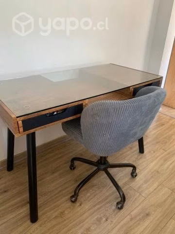 Escritorio poco uso más silla con ruedas