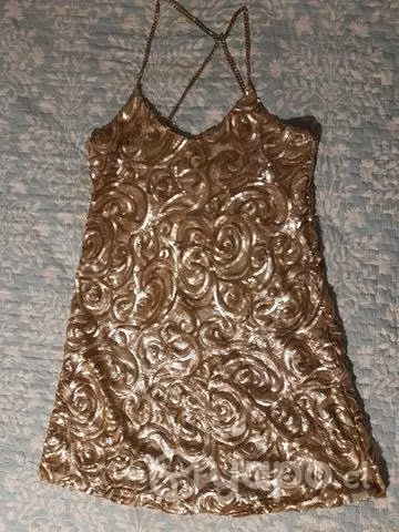 Vestido dorado de lentejuelas