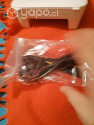 Un router con todos sus accesorios y su caja.