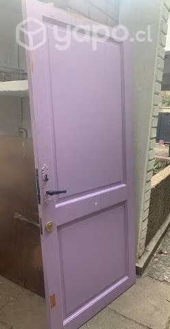 Puerta de exterior de pino radiata con chapas