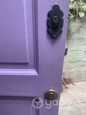 Puerta de exterior de pino radiata con chapas