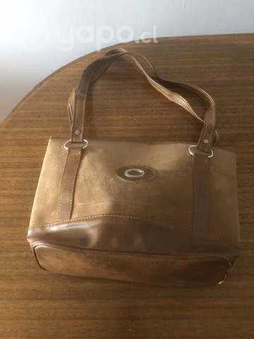 Está cartera de color café