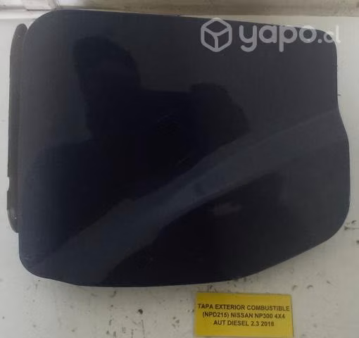 Tapa Exterior Combustible (NPD215) Nissan NP300