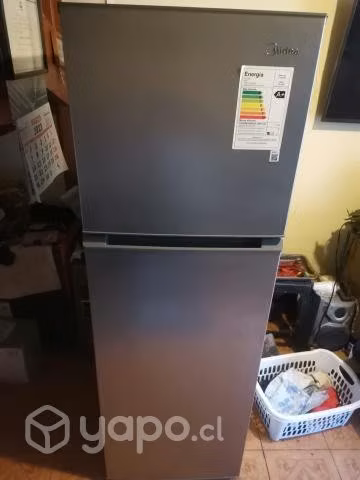 Refrigerador semi nuevo Midea
