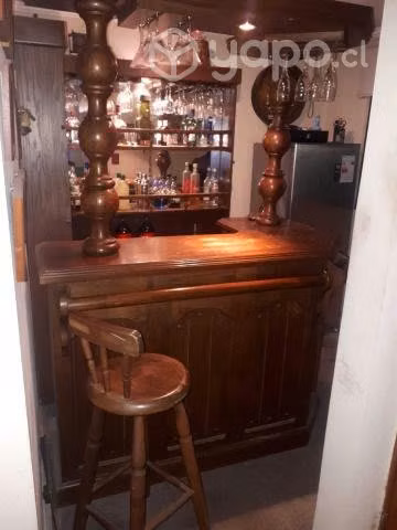 Bar esquinero madera con taburetes