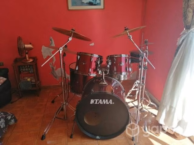 Batería Tama + atriles Tama + platillos Zildjian