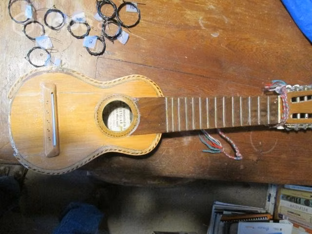 Charango de quirquincho para reparar
