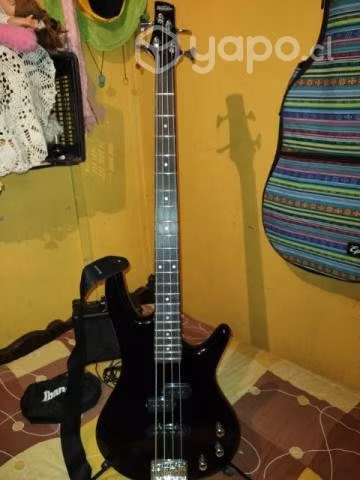 Es un pack de bajo Ibanez: