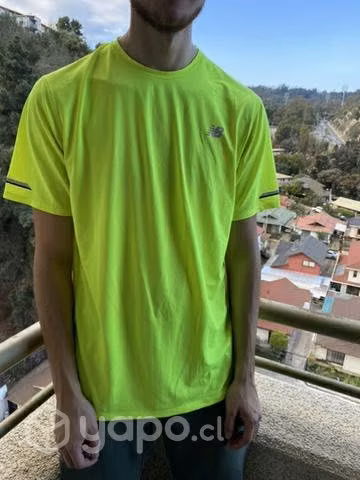 Polera de trekking new balance