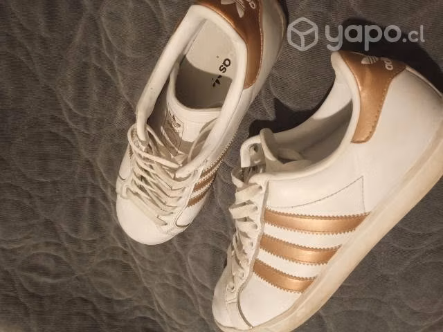 Adidas blancas con rosa gold en perfecto estado