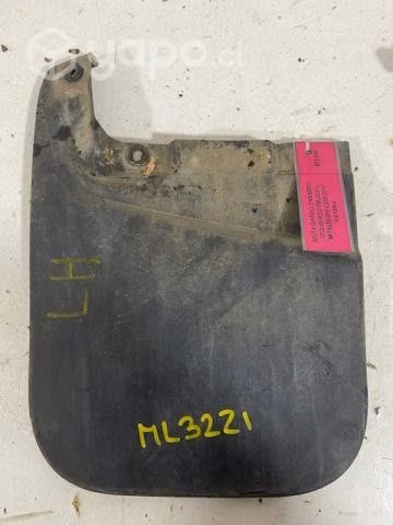 Bota barro tras izq (ML3221) Mitsubishi L200 2017