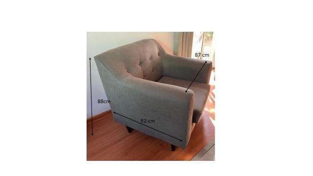 Dos sofas estilo capitone color gris - Imagen 2