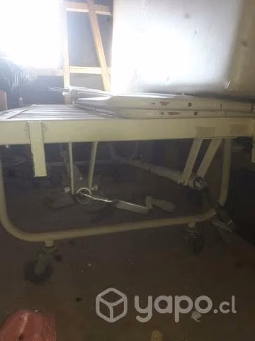 Catre clínico con colchón en buen estado