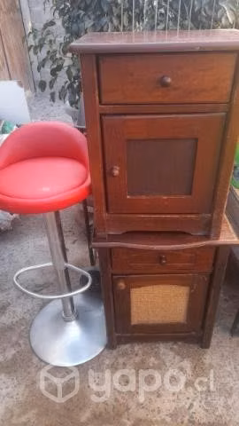 Veladores y silla.
