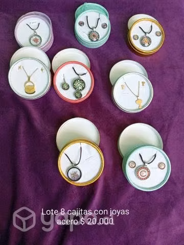 8 cajitas con joyas