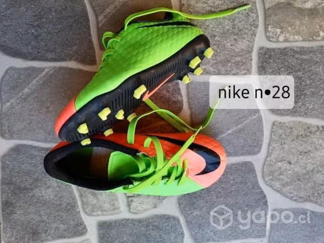 Zapatos de fútbol casi nuevos