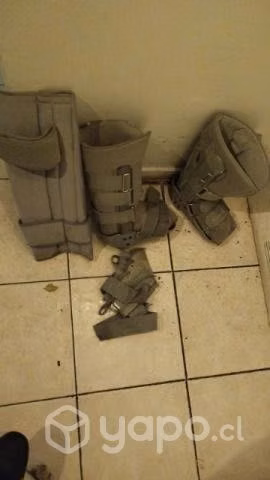 Bota e inmovilizador de rodilla.
