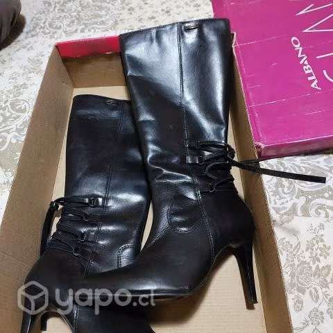 Botas de cuero, una postura