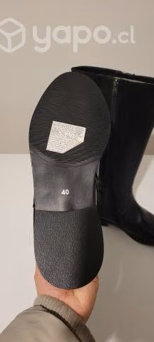 Botas negras de cuero marca VIA UNO - Imagen 2