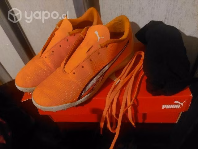 Zapatos fútbol Puma JR talla 35,5 + calcetas nike