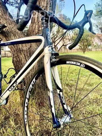 Bici ruta Marca GT sport talla L 56 carbono