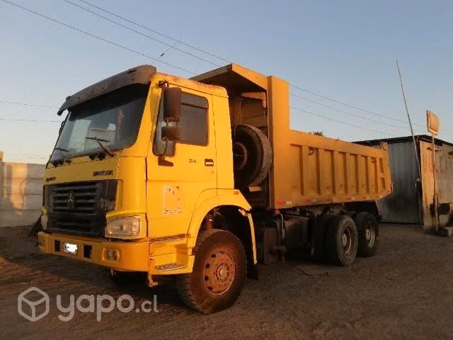 Camión tolva 6x4 marca sinotruck howo 15m3