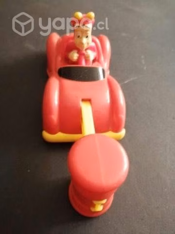 2 autos uno de chapulin plástico y un auto metálic