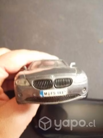2 autos uno de chapulin plástico y un auto metálic