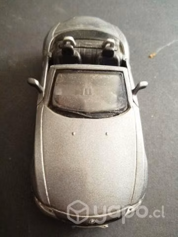 2 autos uno de chapulin plástico y un auto metálic