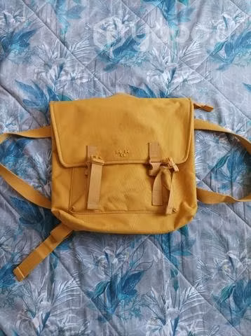 Zapatos, ropa, mochila