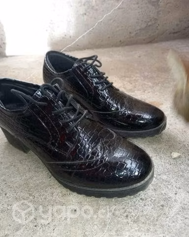 Zapatos, ropa, mochila